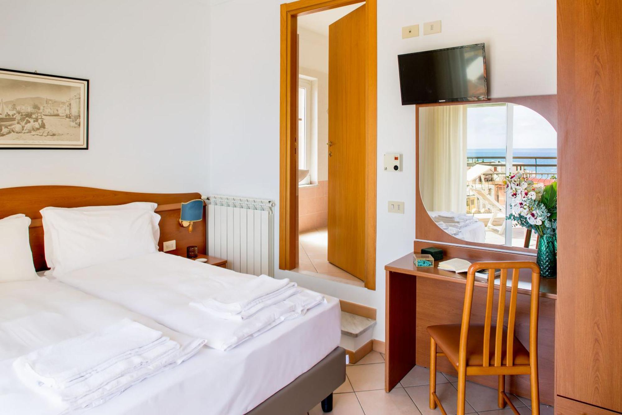 Hotel Tritone Laigueglia Exterior photo
