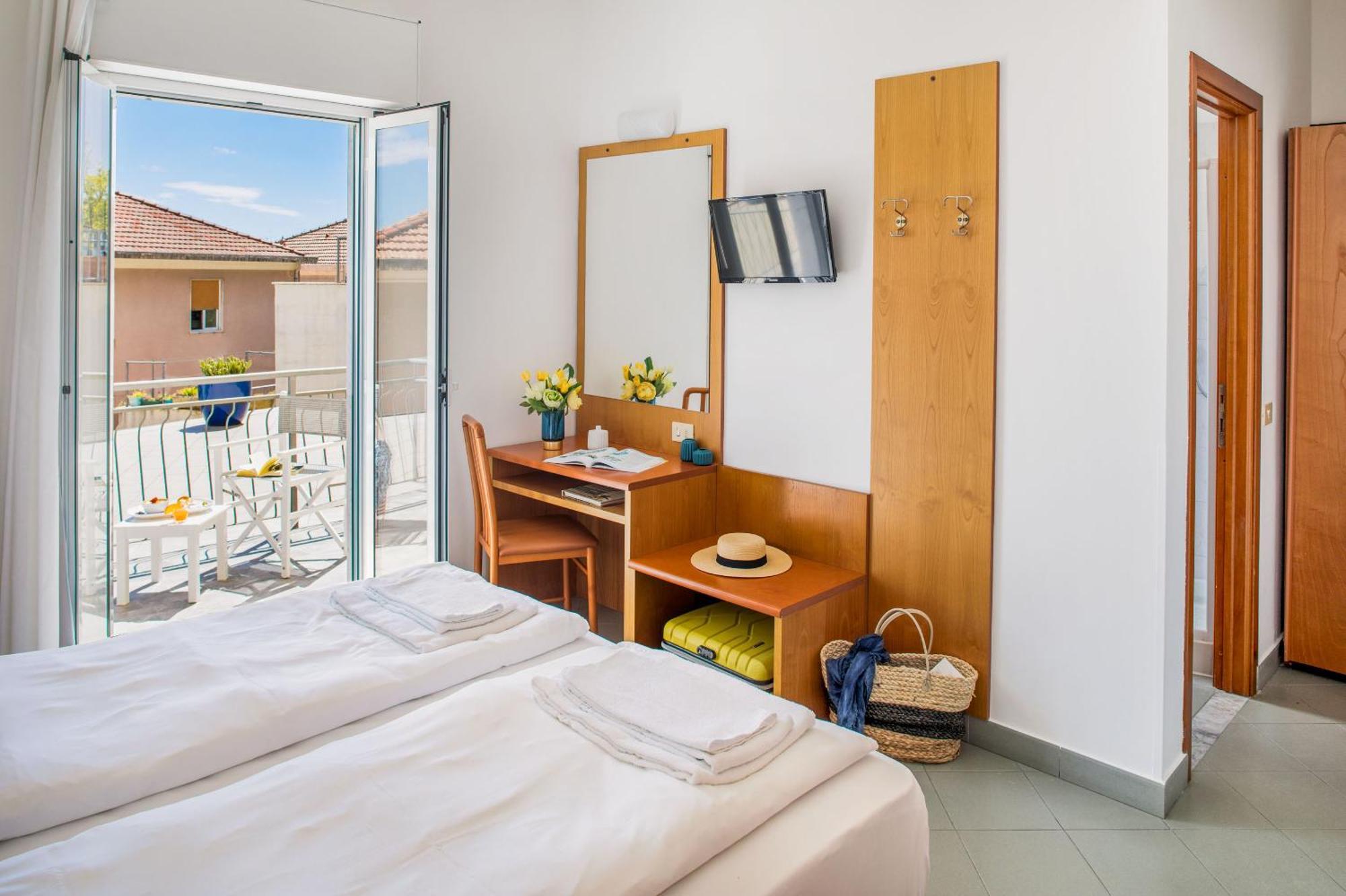 Hotel Tritone Laigueglia Exterior photo