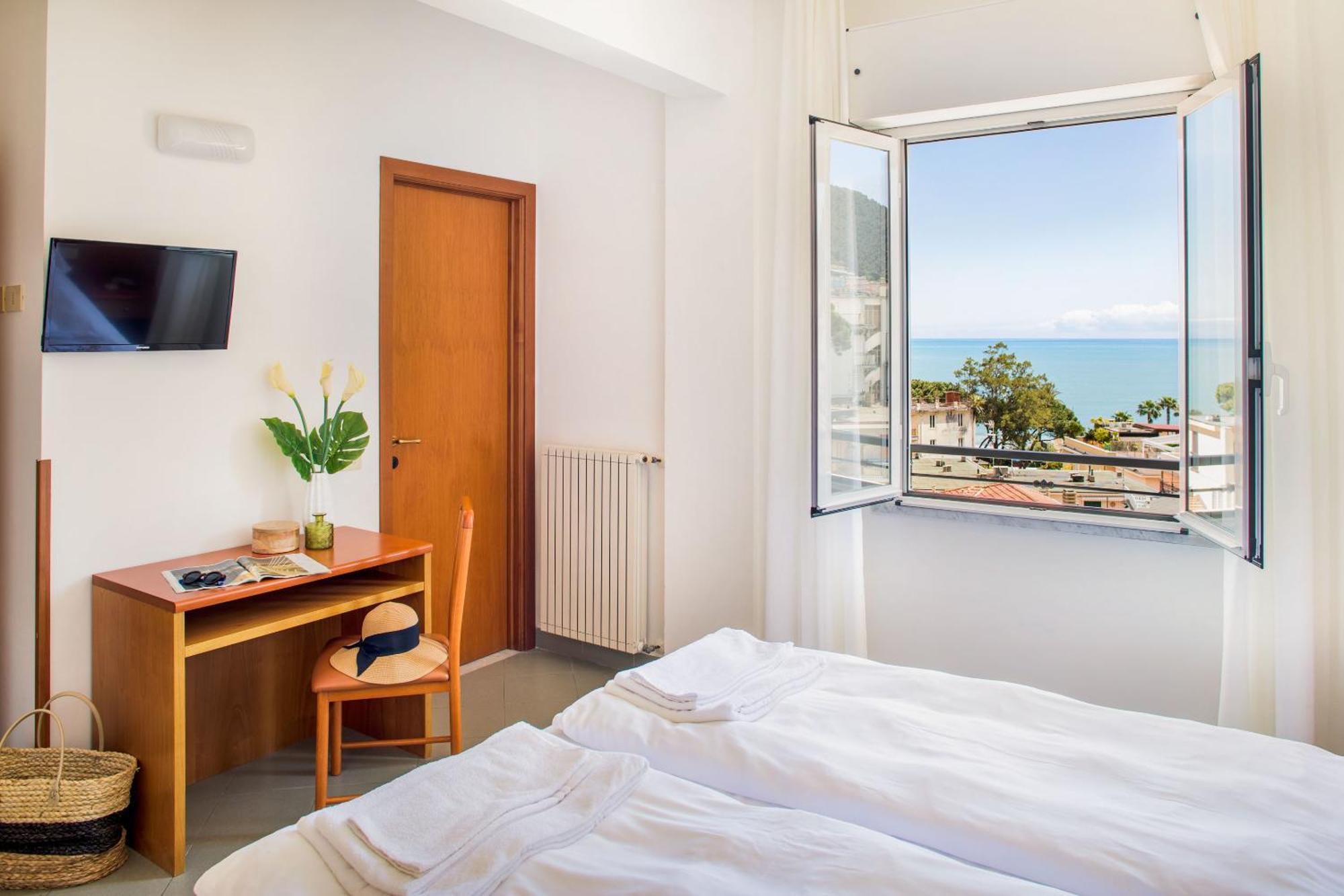 Hotel Tritone Laigueglia Exterior photo