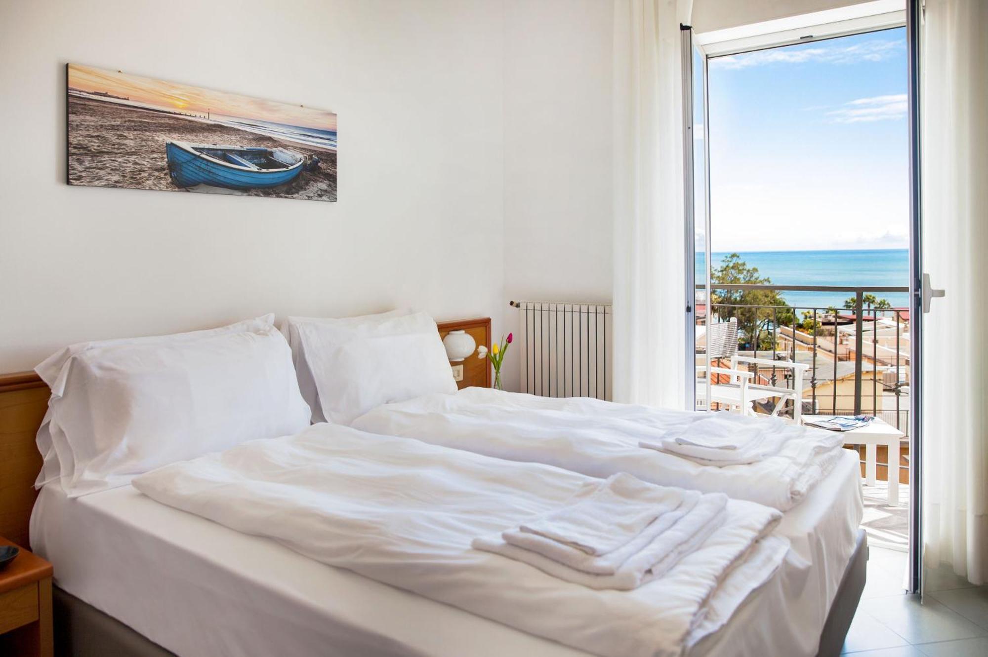 Hotel Tritone Laigueglia Exterior photo