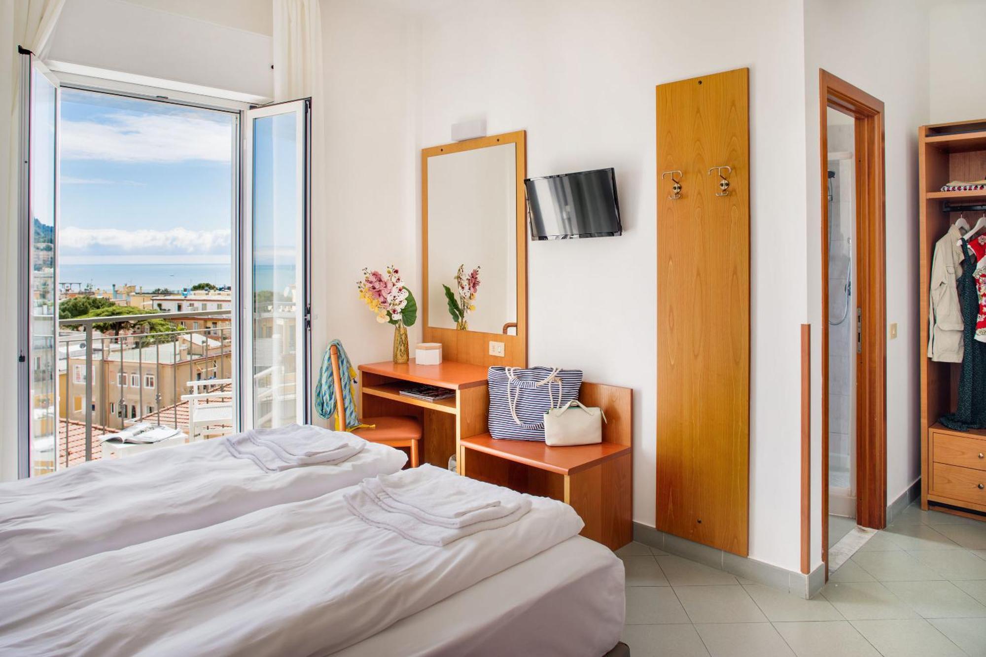 Hotel Tritone Laigueglia Exterior photo