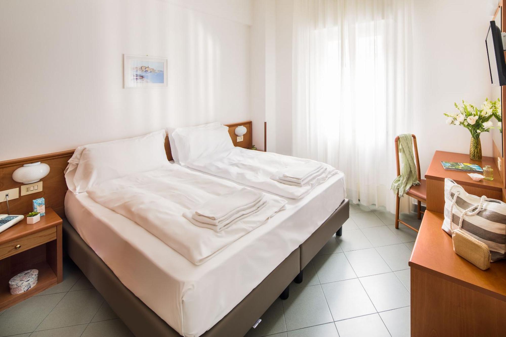 Hotel Tritone Laigueglia Exterior photo