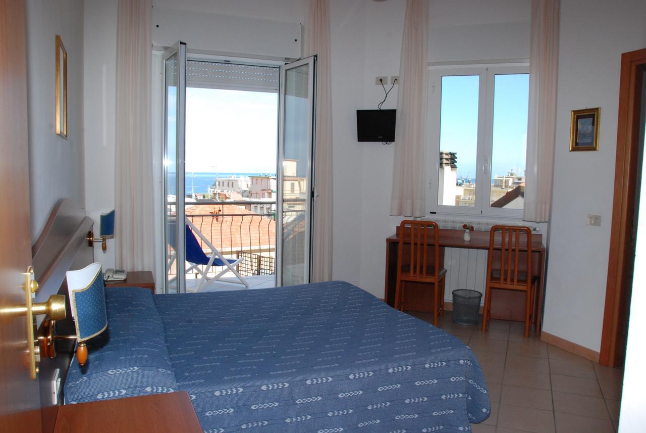 Hotel Tritone Laigueglia Exterior photo
