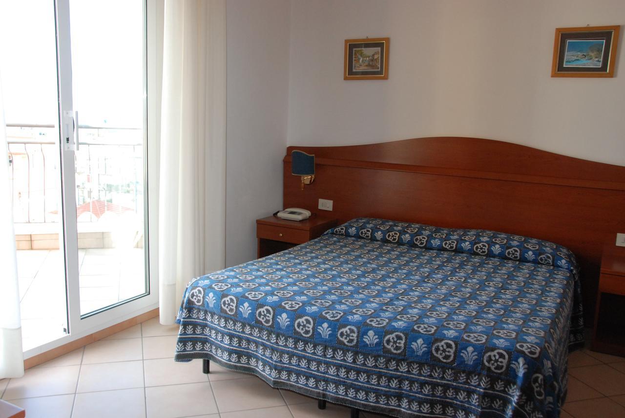 Hotel Tritone Laigueglia Exterior photo